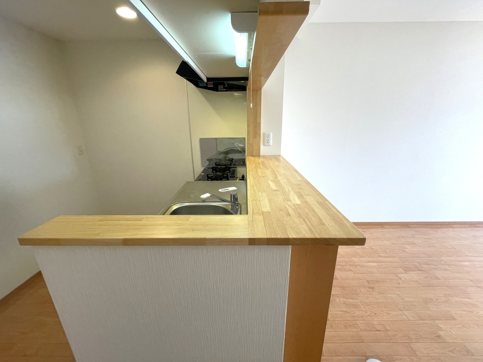 カウンターキッチン、熱々の料理を届けます。