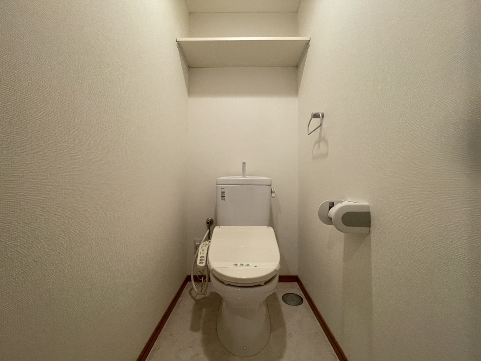 棚付きトイレ。