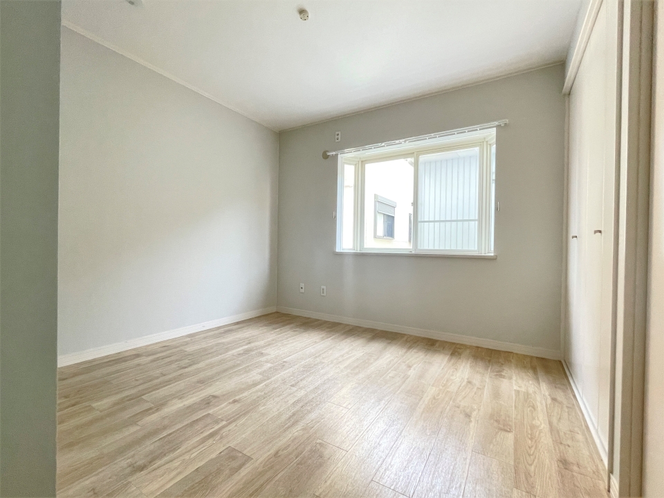 7帖の洋室。木&times;グレーが落ち着く空間。