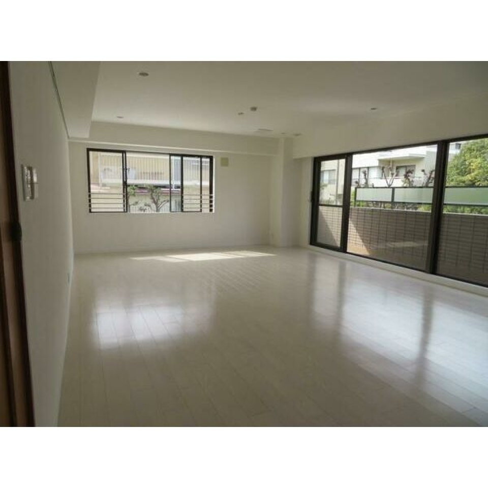 日差しが映える白い空間。　※画像はイメージです。