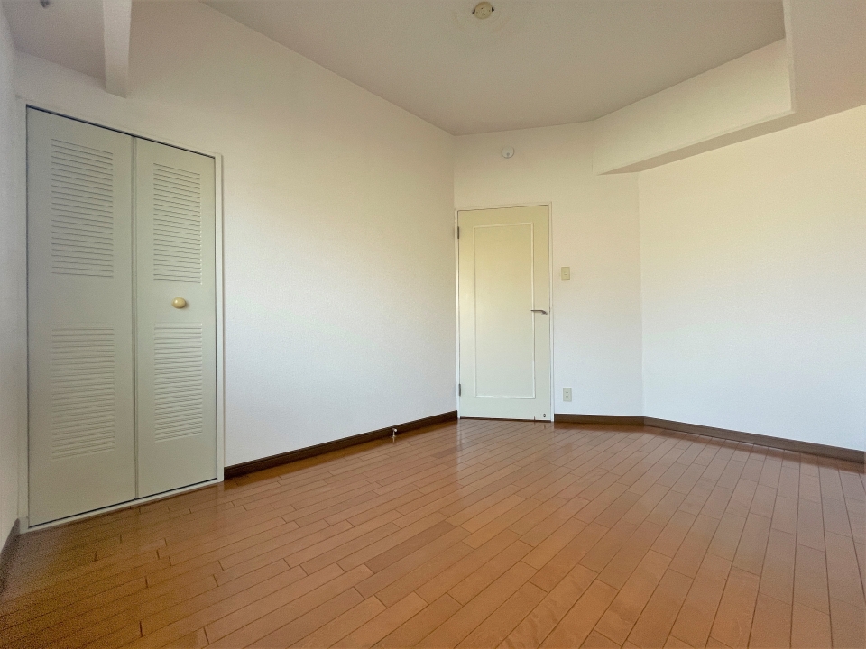 5.3帖の洋室にも、収納がついてます。