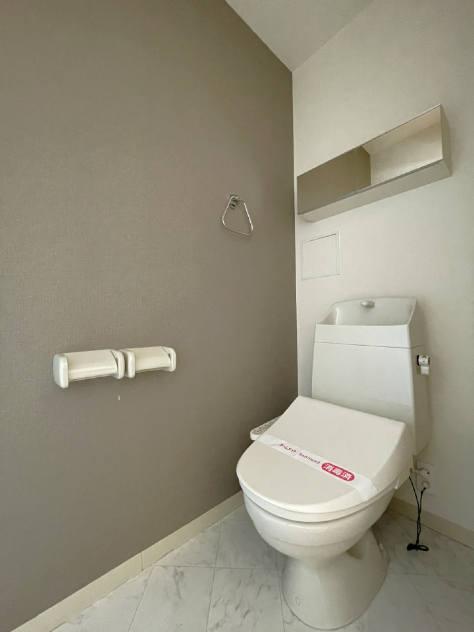 トイレもリビングとおそろいのアクセントクロスがポイント。
