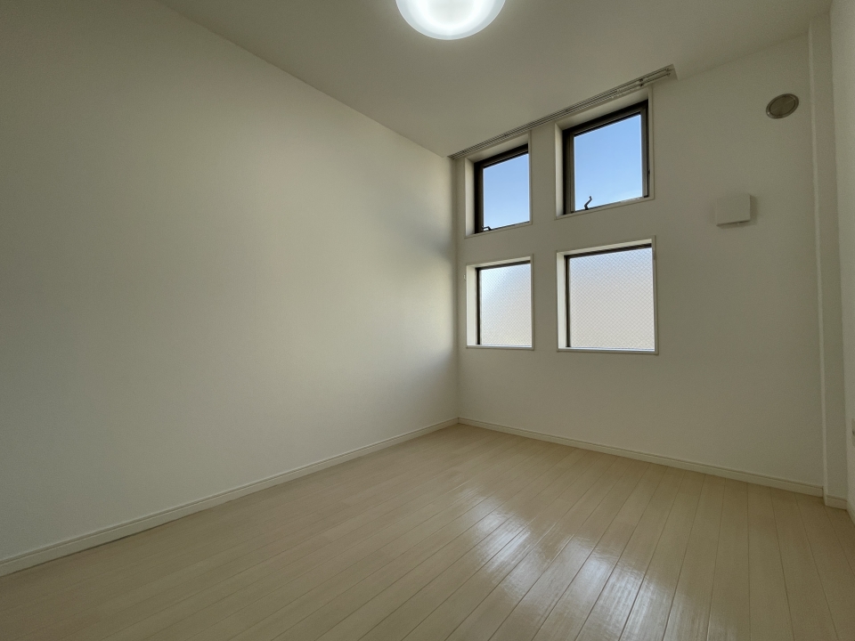 もう1つの洋室は4.8帖の広さです。