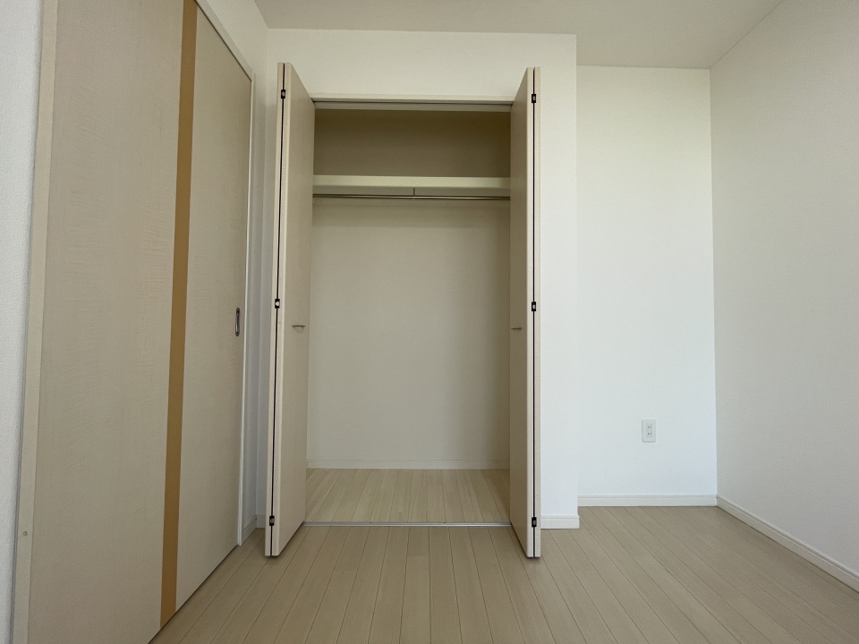 こちらも収納付き。