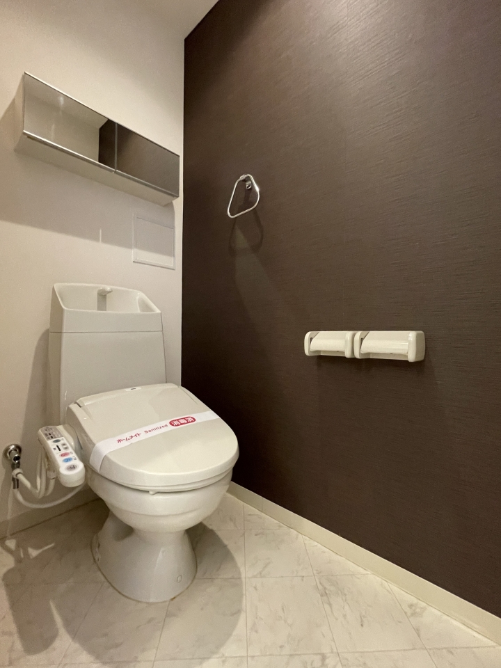 頭上の棚が便利でうれしい。