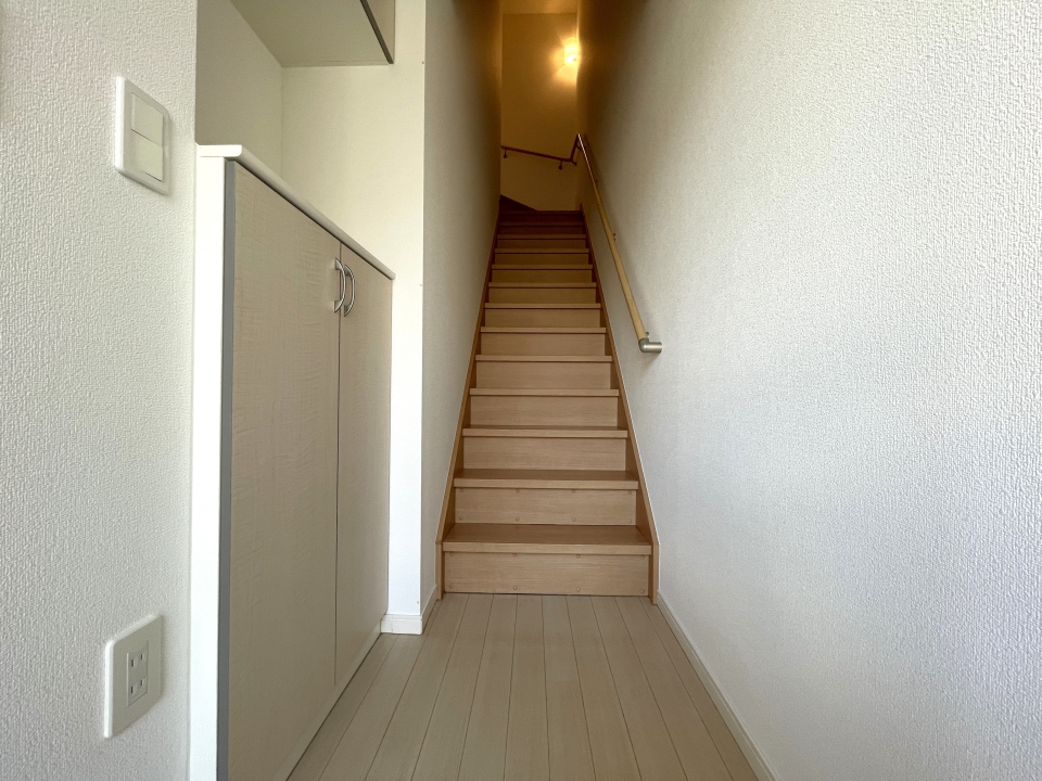 玄関開けるとまず階段。