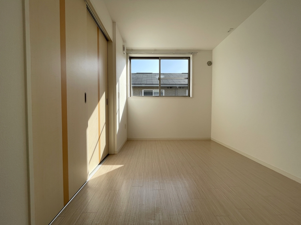 リビング横の洋室は5.5帖の広さです。