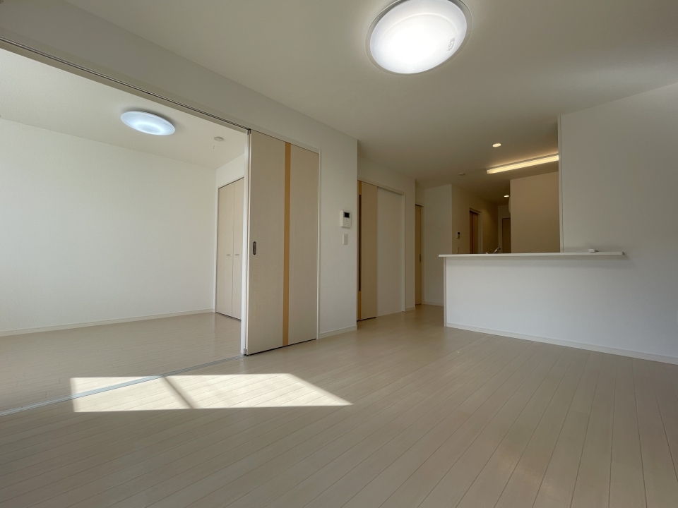 扉を開けると隣の洋室と繋がり、約19帖の1部屋になります。