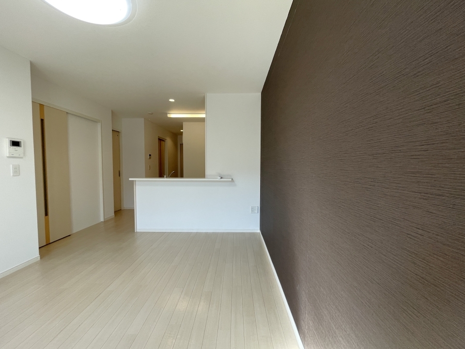 ブラウンの壁がポイントのお部屋。