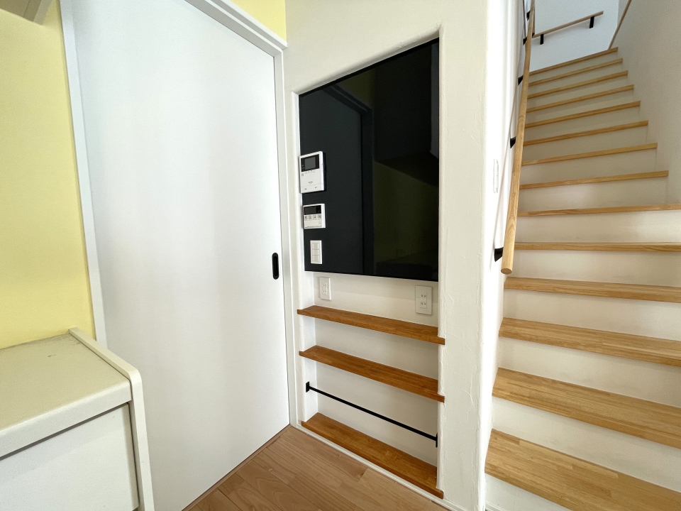 キッチン横にも備え付けの棚があります。