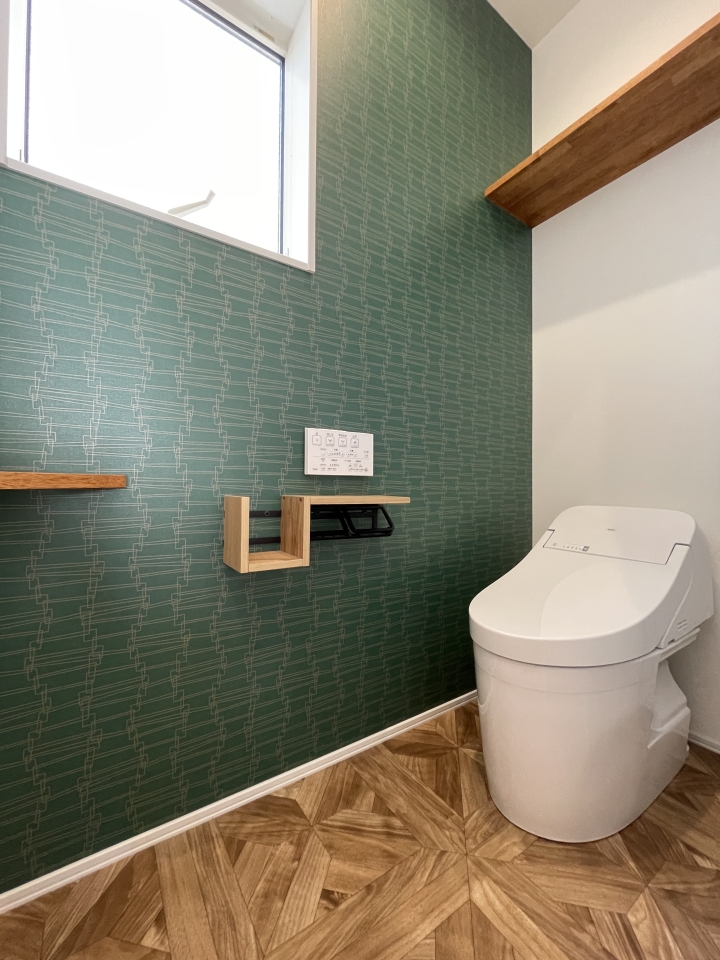 頭上に棚が付いた、おしゃれなトイレ。