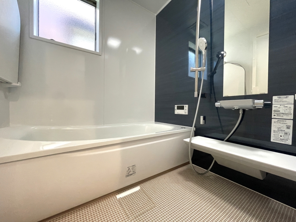 鏡と窓付き浴室。