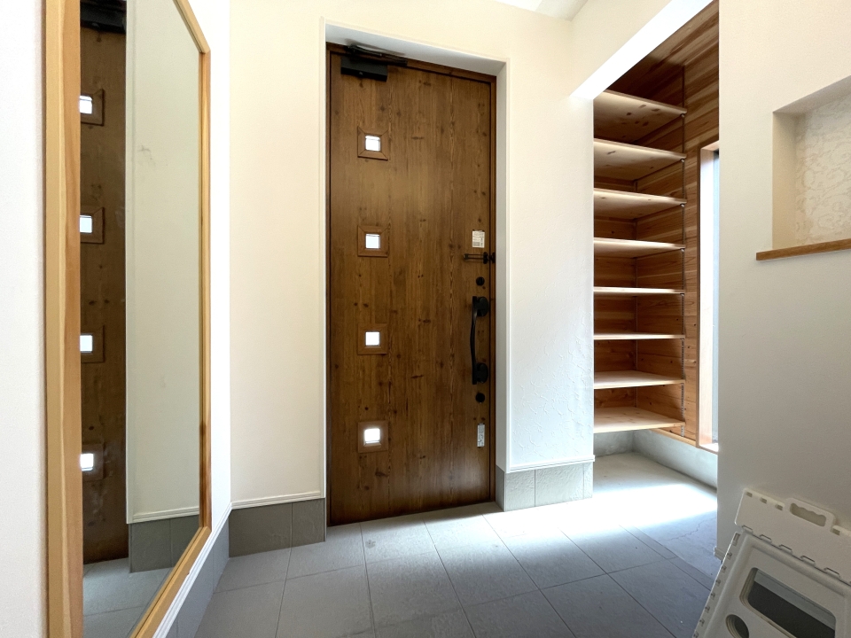 鏡付きの玄関。奥には、、、