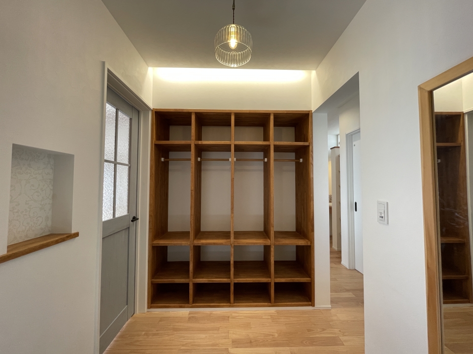 玄関の前にはこんなに大きな収納があります。