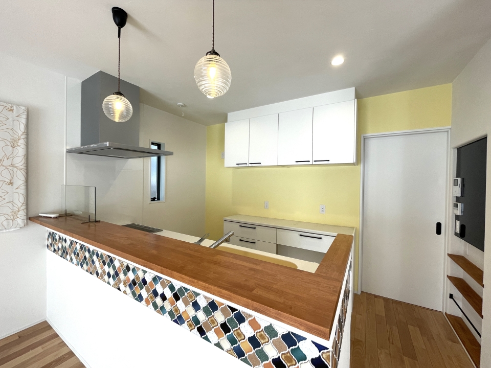 オシャレな照明に照らされたキッチン。