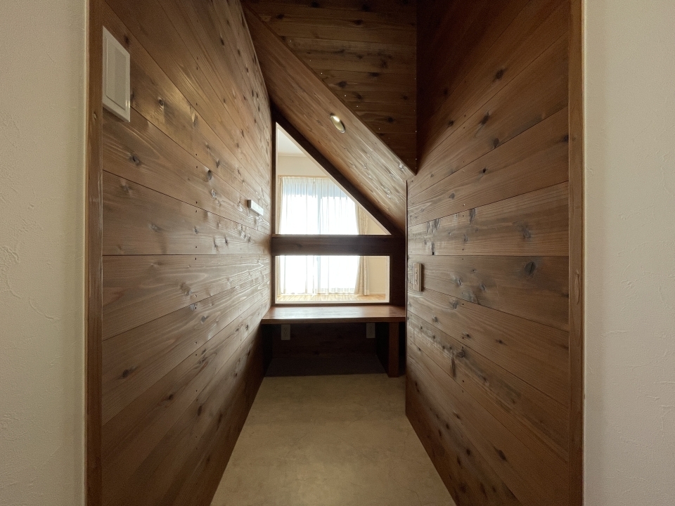 階段下には秘密基地のようなちっちゃなスペースが、、、！