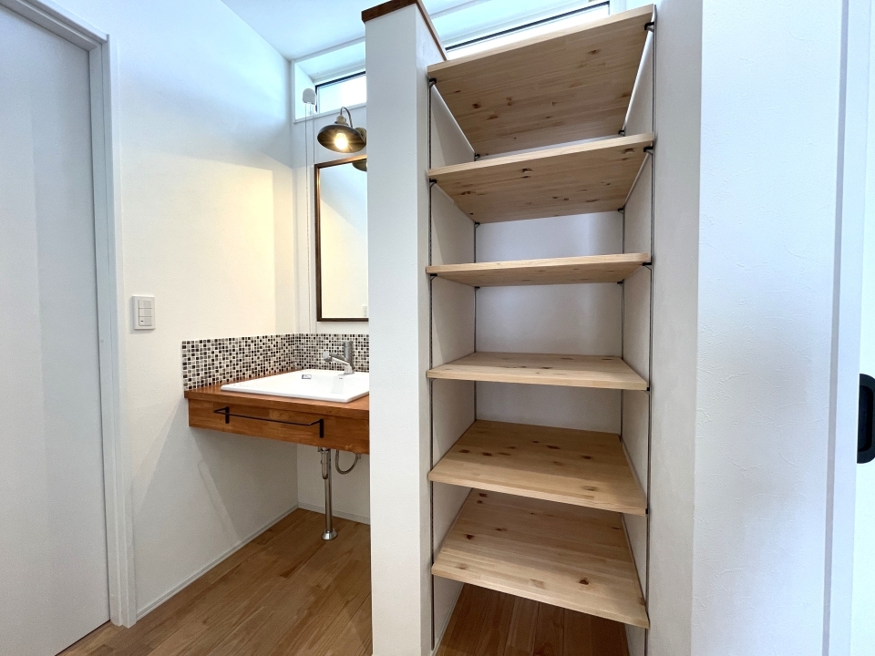 洗面台横には収納棚があります。