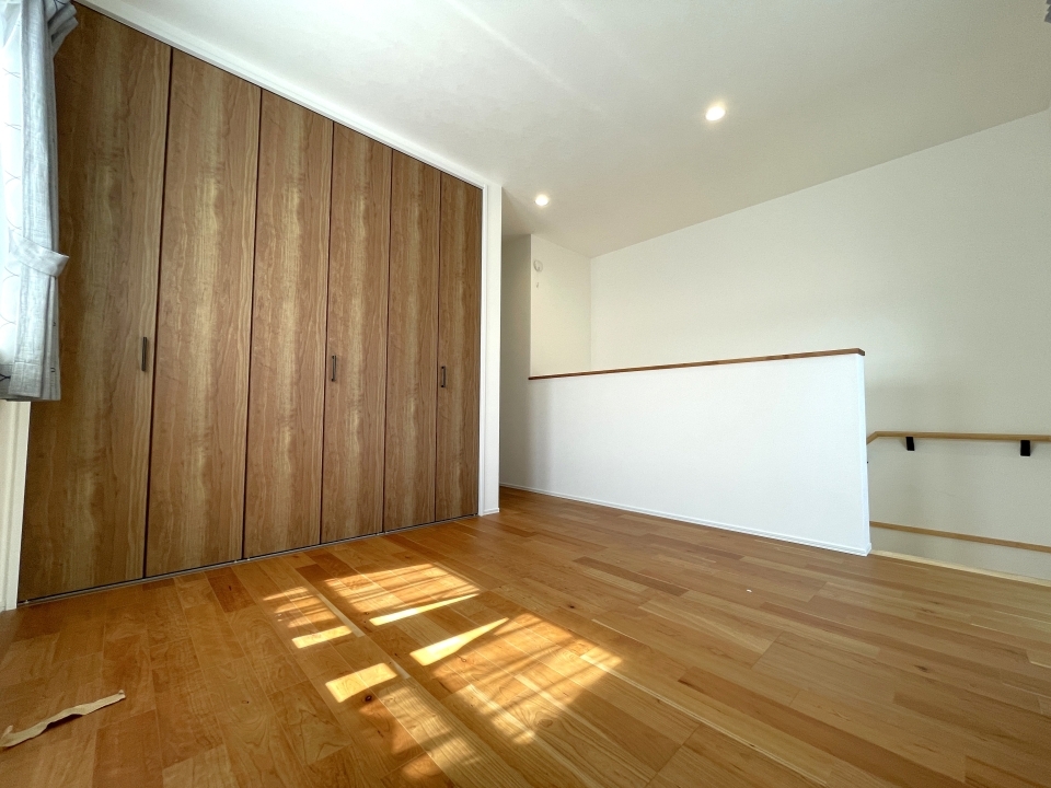 ここからは2階のお部屋です。こちらは階段上がってすぐのホールです。