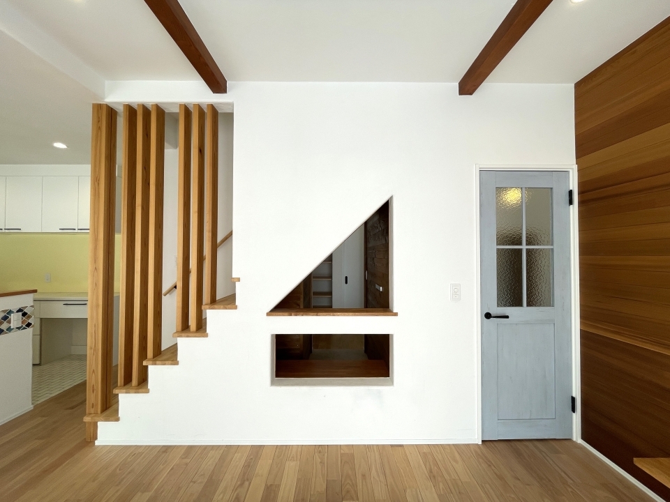 三角形の小窓から向こう側の様子を見ることができますよ。