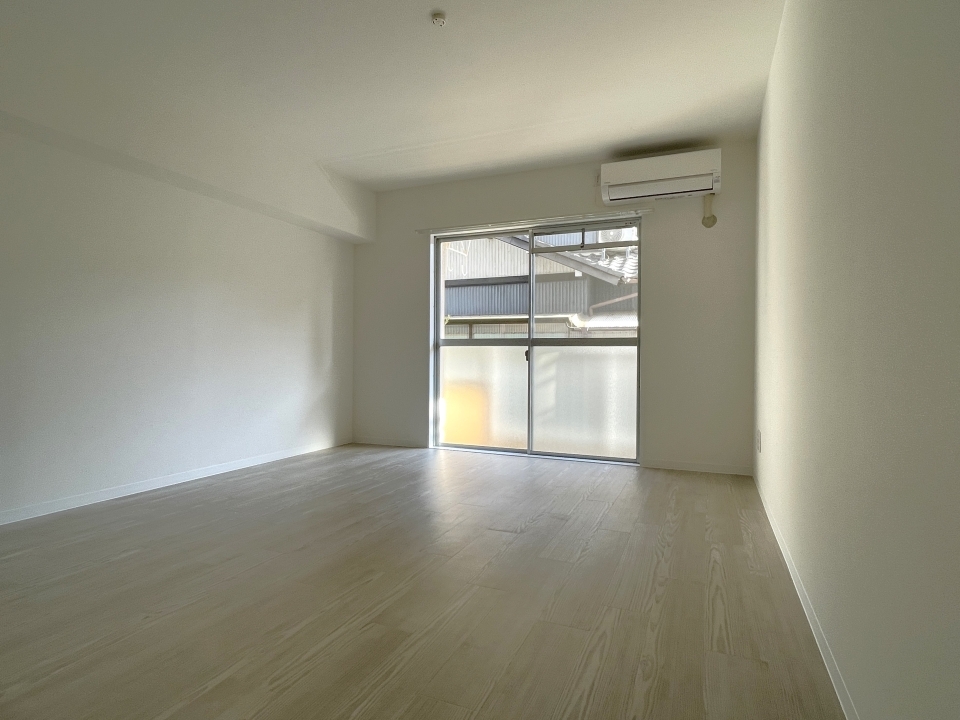 シンプルに縦長の13.7帖のLDKです