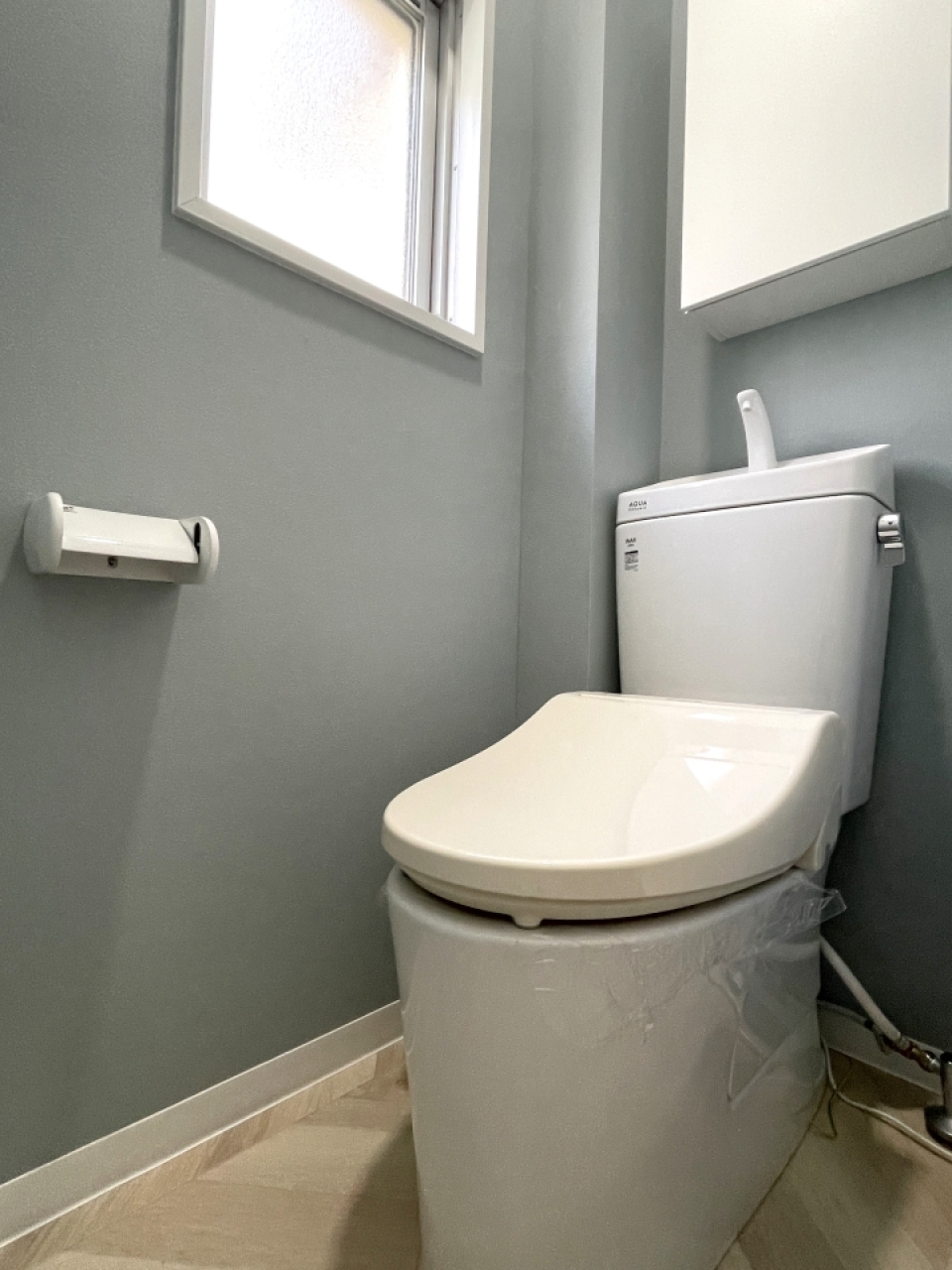 トイレには窓、棚付き◎