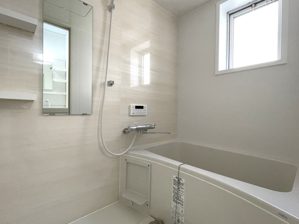 お風呂も窓付きで明るい