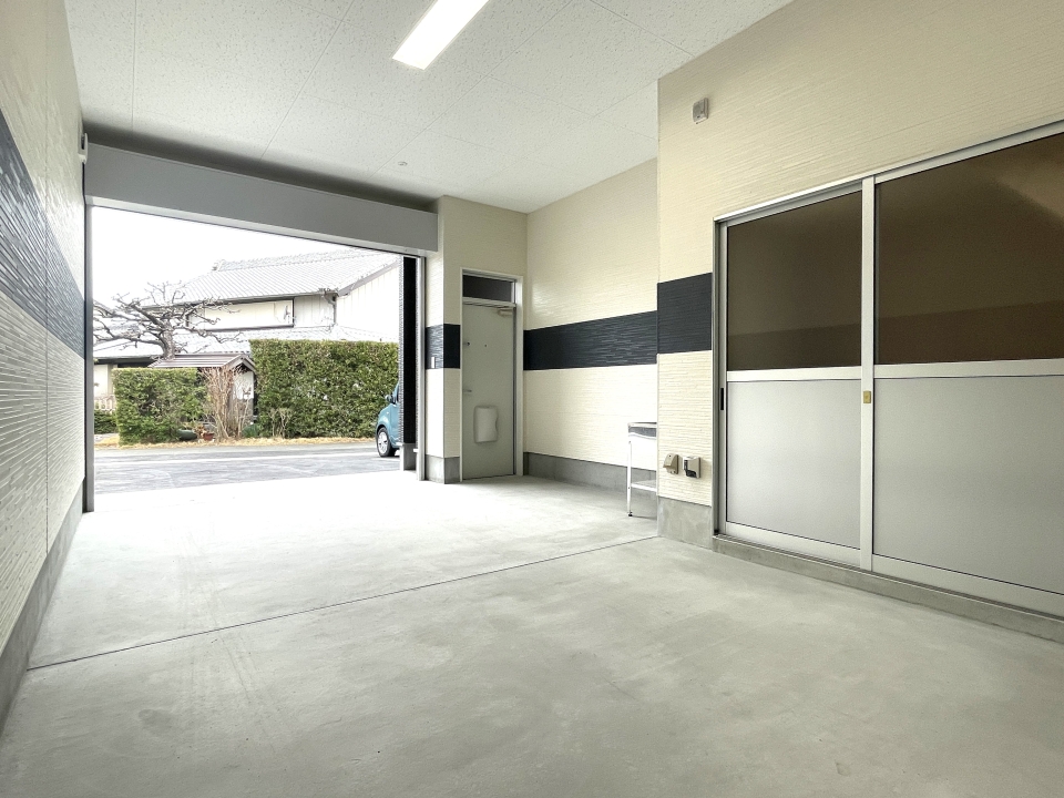 玄関を開けたら、そのままガレージを通って室内へ。