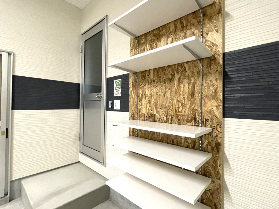 ガレージ奥には既設の棚や