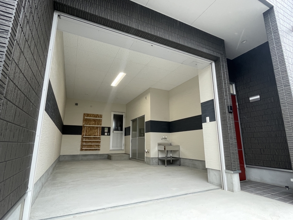 ガレージ入口の隣に玄関があります