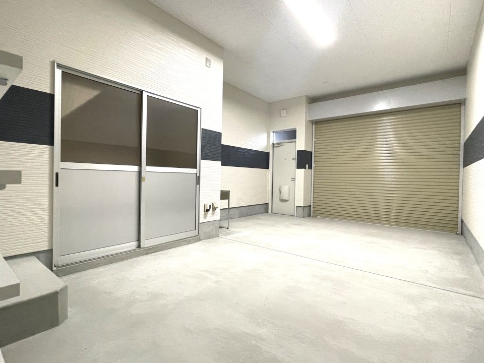 玄関を開けたら、そのままガレージを通って室内へ。