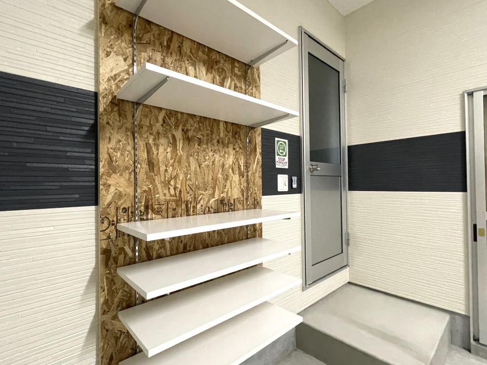 ガレージ奥には既設の棚や