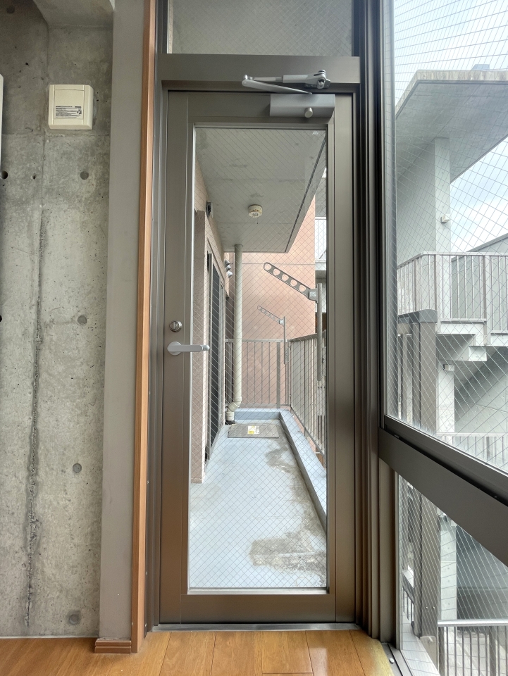 南側からはバルコニーに出られます。