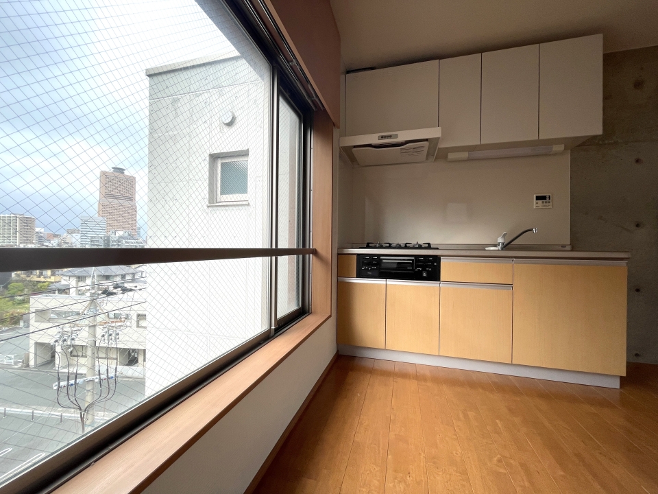 キッチン横の大きな窓からはアクトシティが見えます