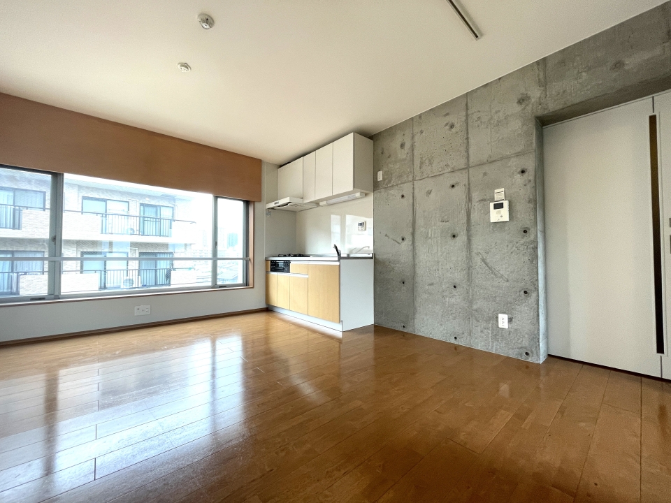 大きな窓から日が差す自由なお部屋