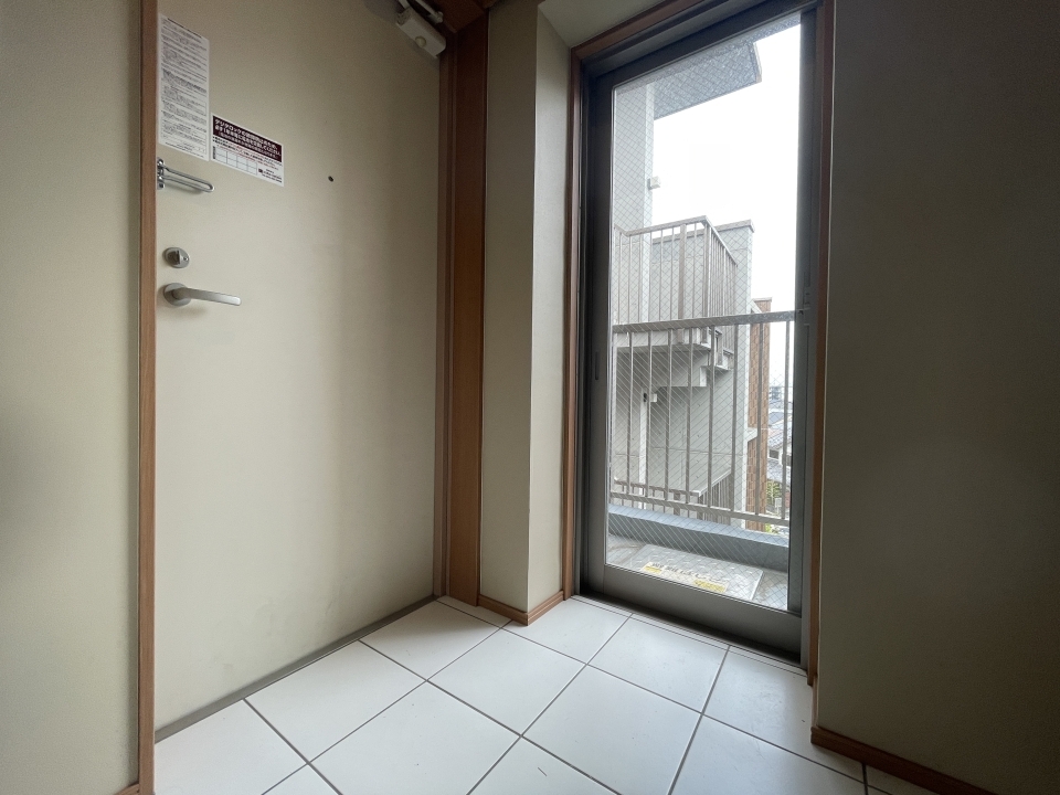 玄関からもベランダへ出入りできます♪