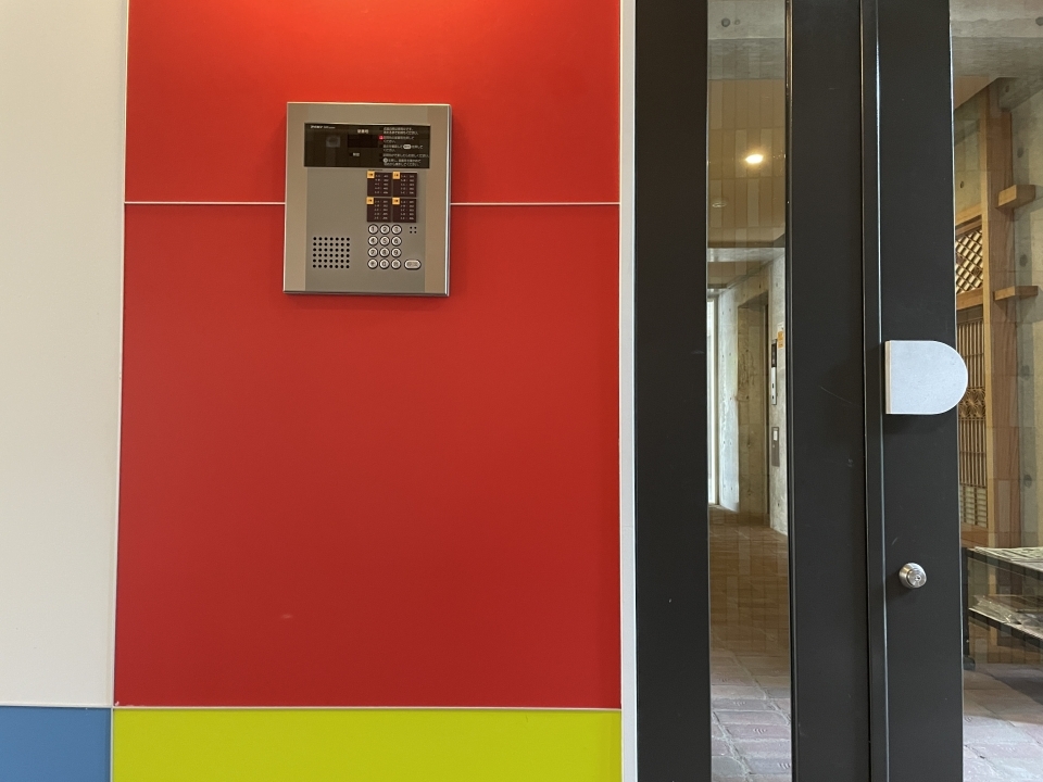 オートロックの入口はパキッとした赤がカッコイイ。