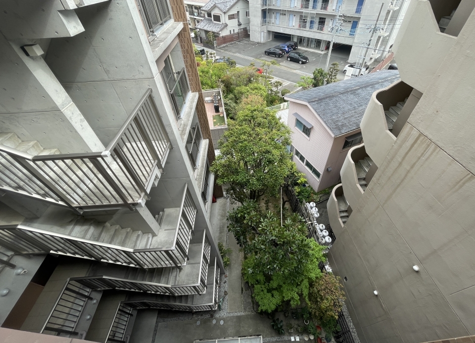 ベランダからはクールな中庭が見えます