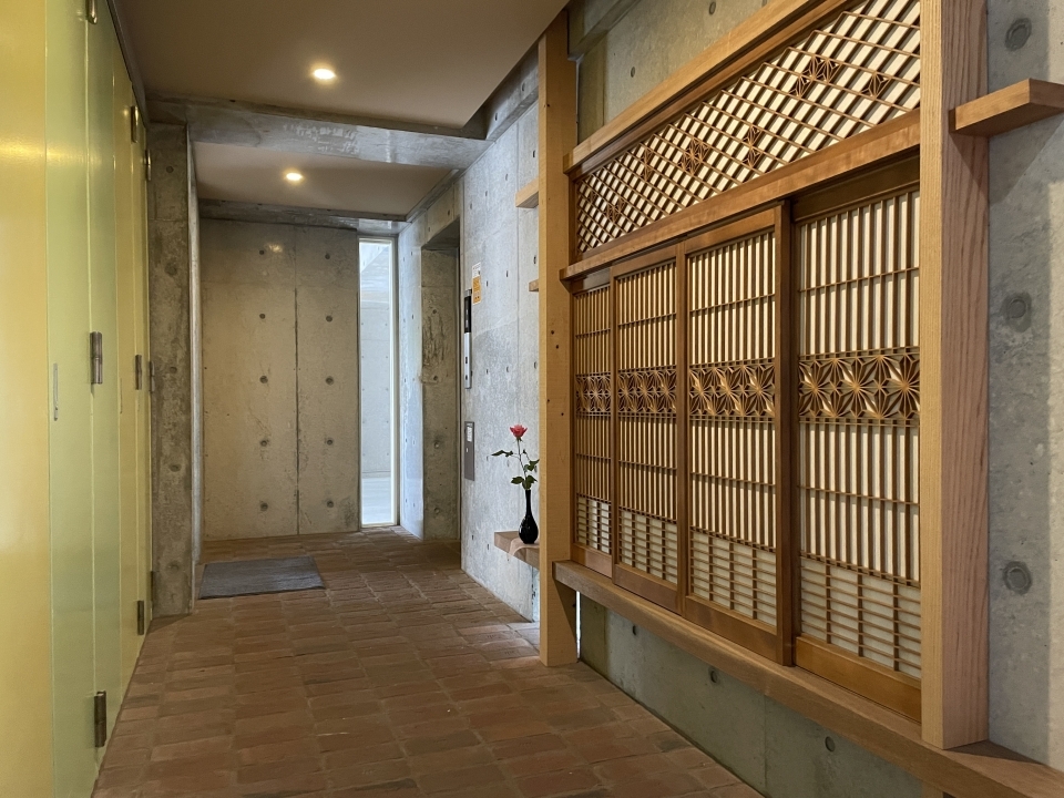 エントランスには和が香る