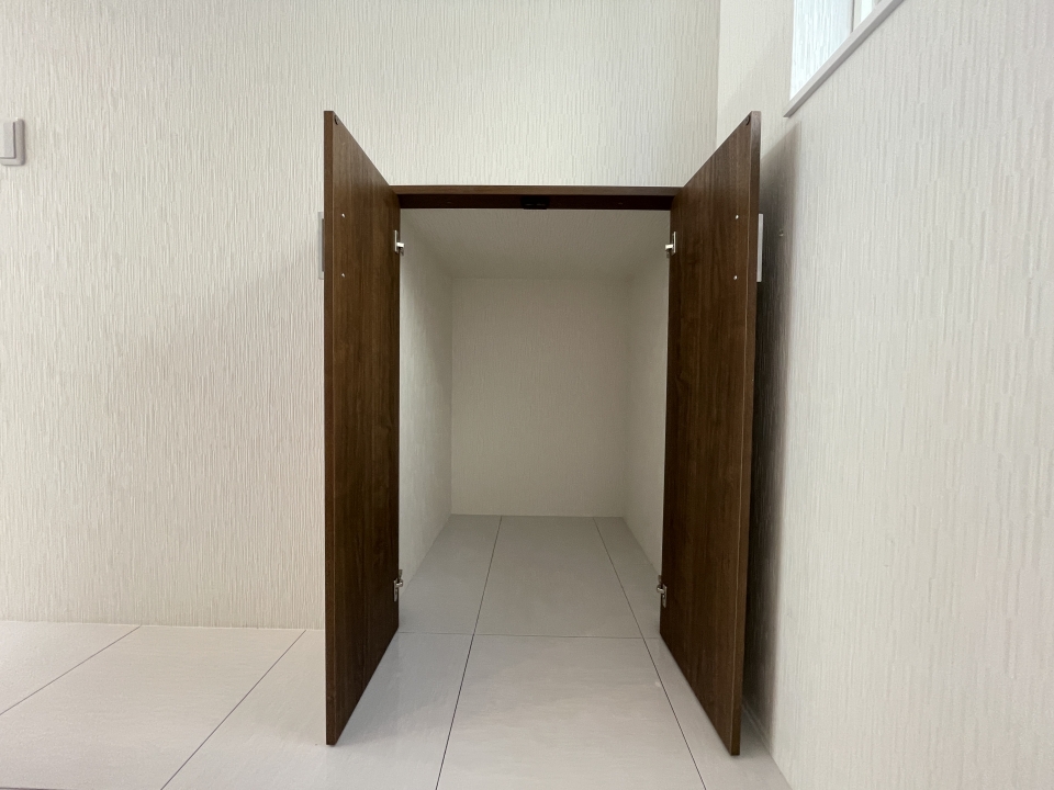 キッチン横には収納があります。