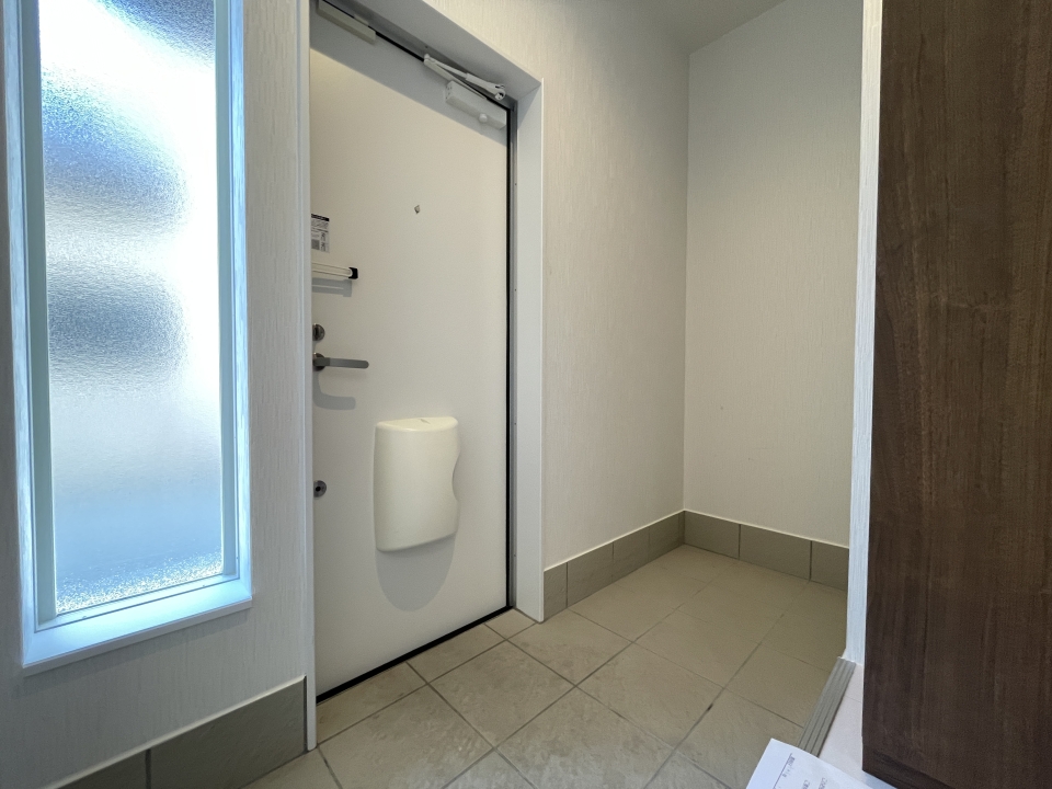 玄関にも大きな窓がついています！