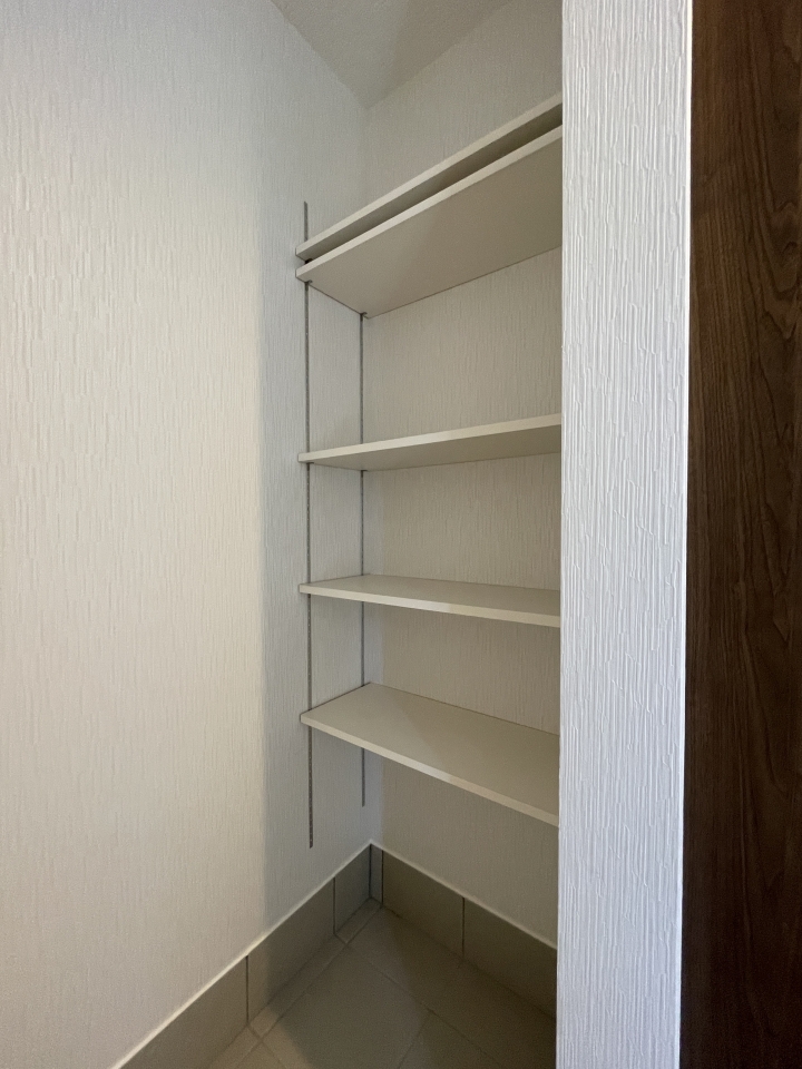 玄関にはこんな収納棚も付いています。