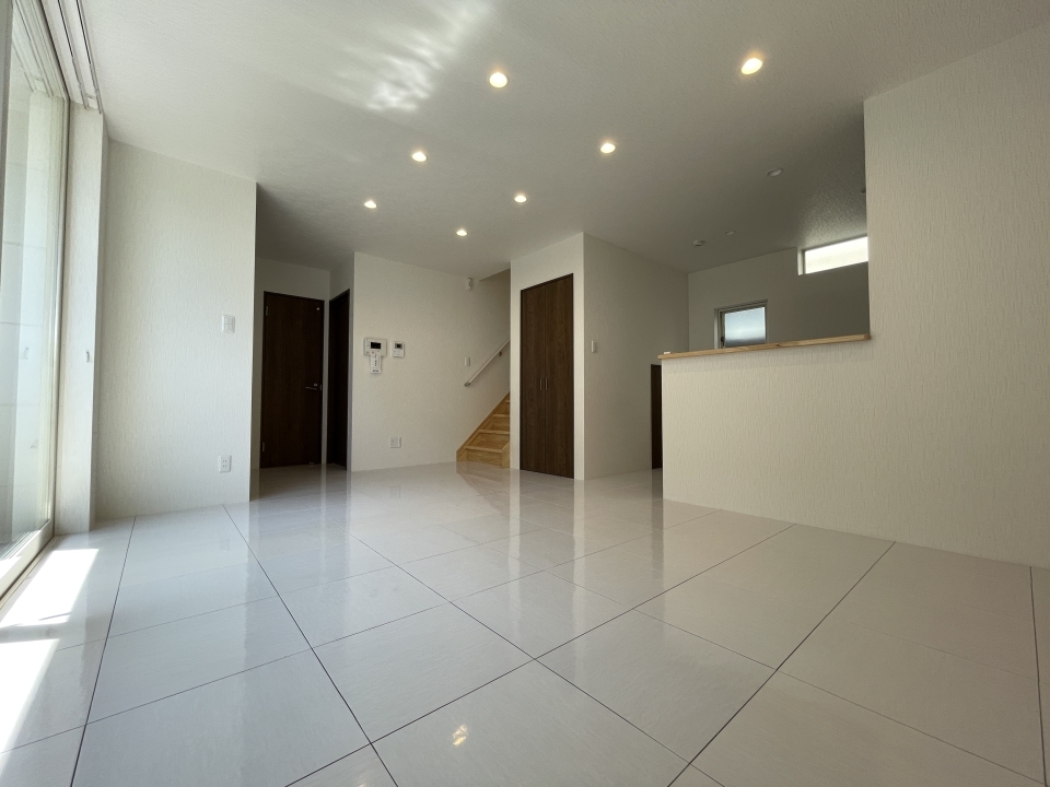 白を基調としているので、空間が広く見えますよ。