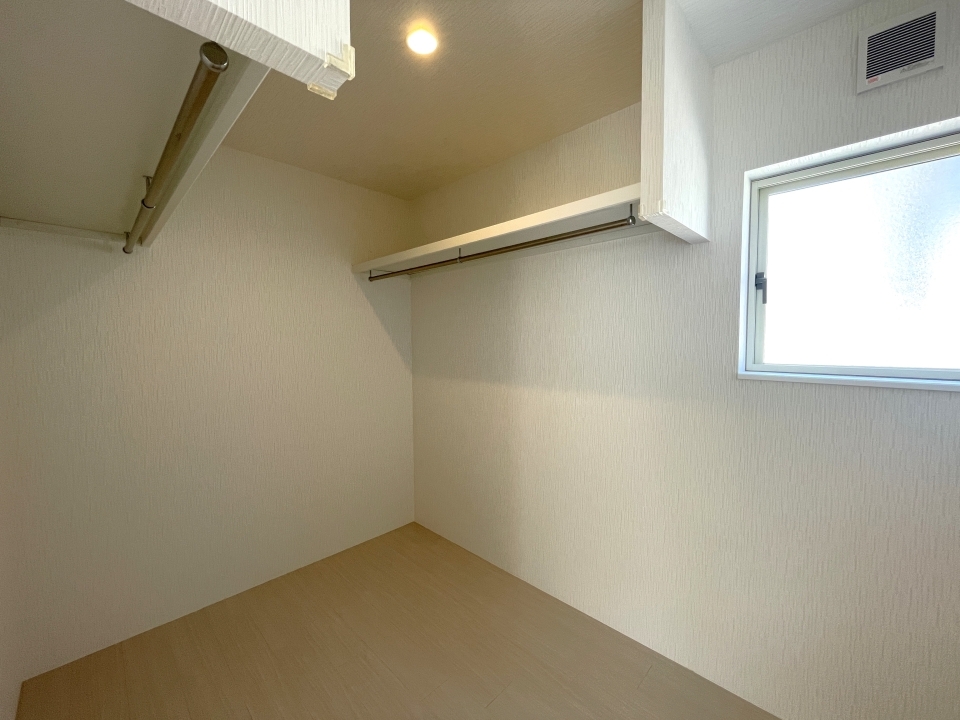 なんとこちらは、、、ウォークインクローゼット付き！