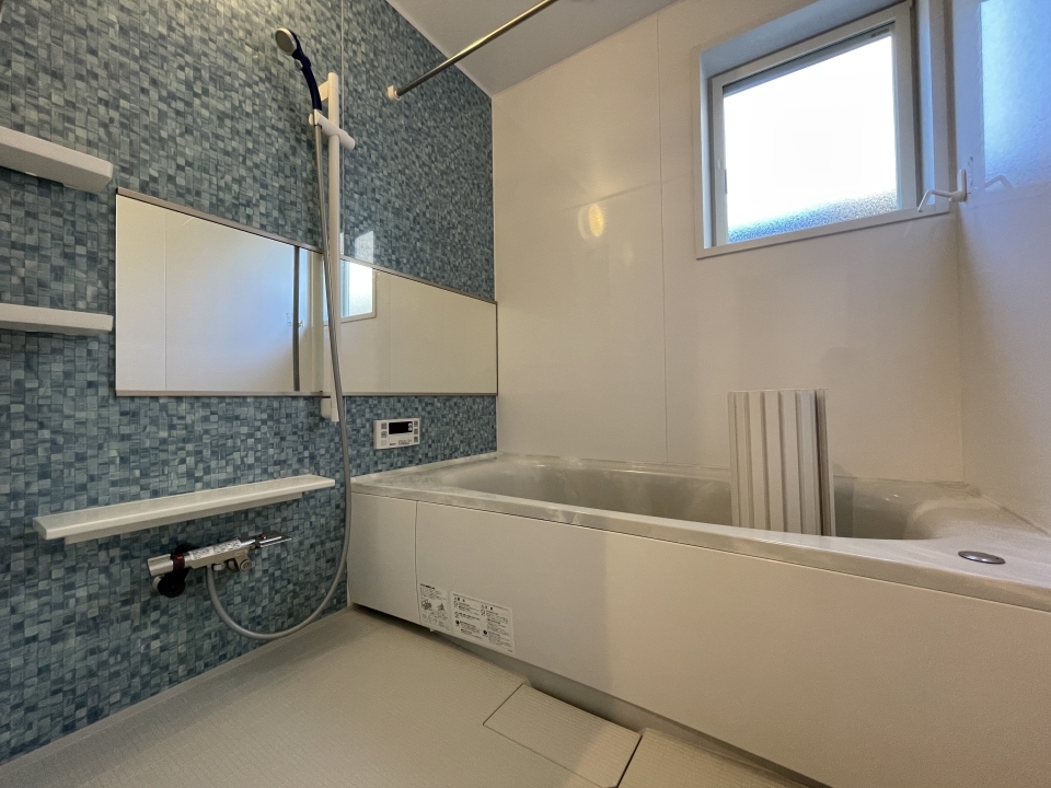 鏡&窓付き浴室。