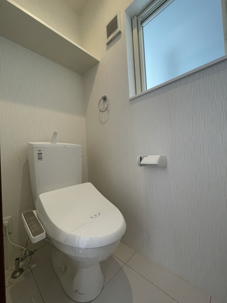 頭上に棚付きトイレ。