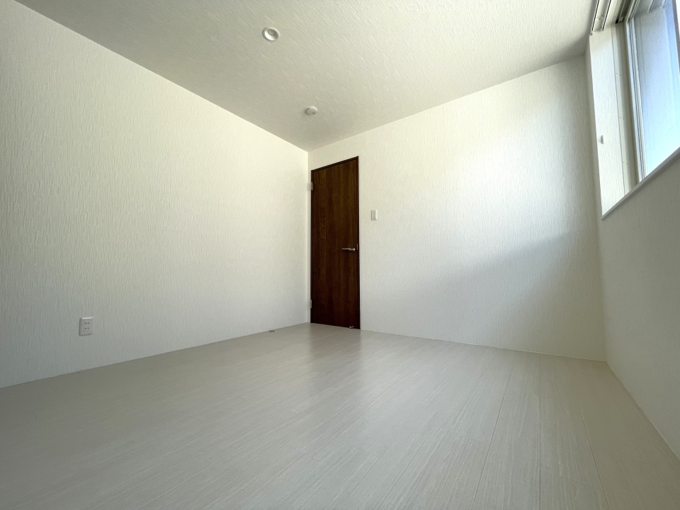 ここからは2階のお部屋です。こちらは5.7帖の洋室です。