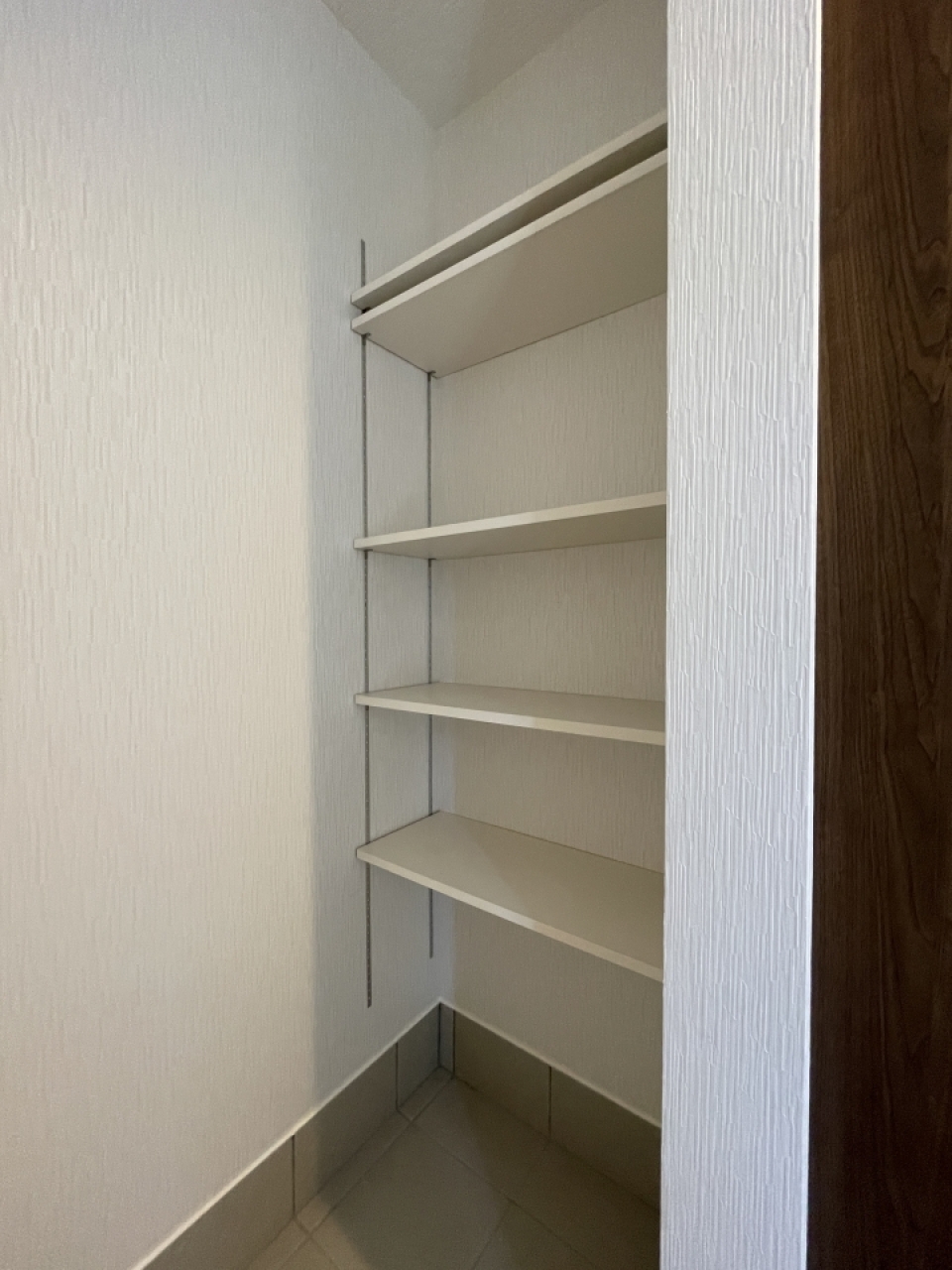 玄関にはこんな収納棚も付いています。