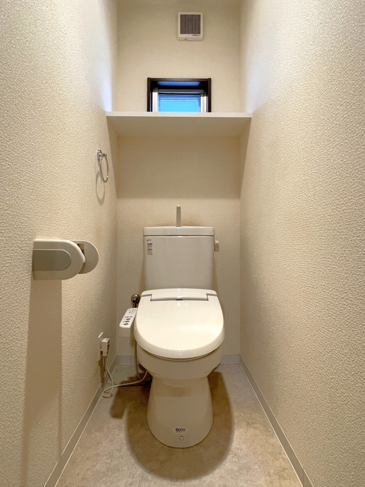 トイレ。棚付きが嬉しい！