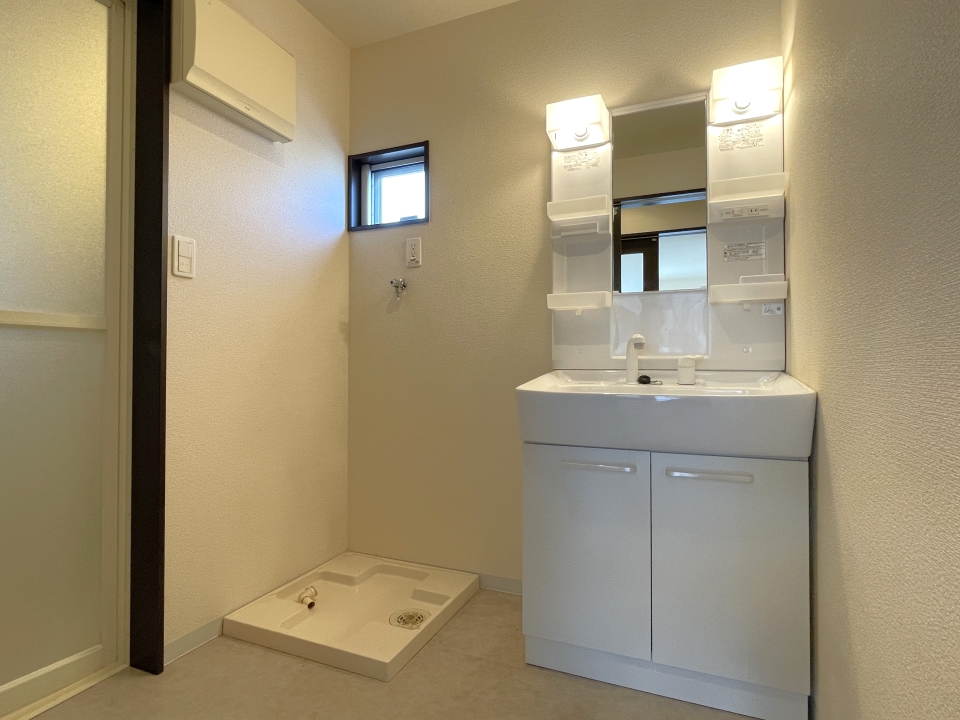 水回りは1階に。独立洗面台と洗濯機置場