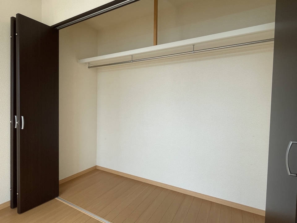 こちらには広々クローゼット付き